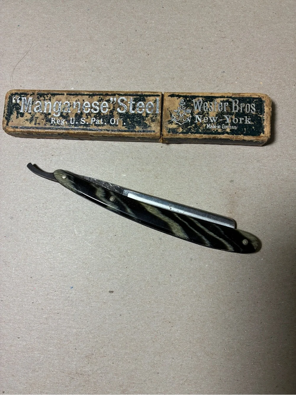 Vintage Straight Razor in Black/Beige Handle